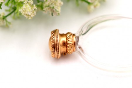 Frasco de perfume em vidro